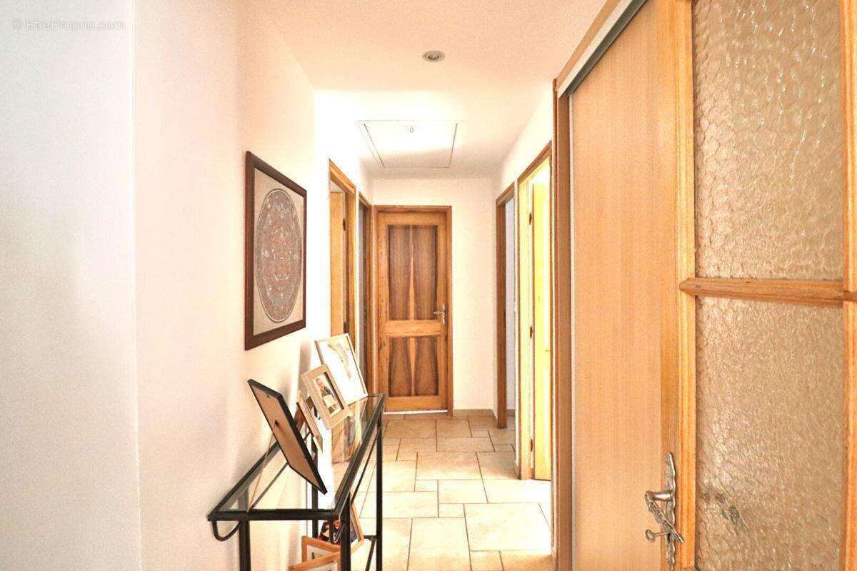 Villa t5 4 faces de 134m² + piscine + dependance sur un terrain de 1799m² - photo 7
