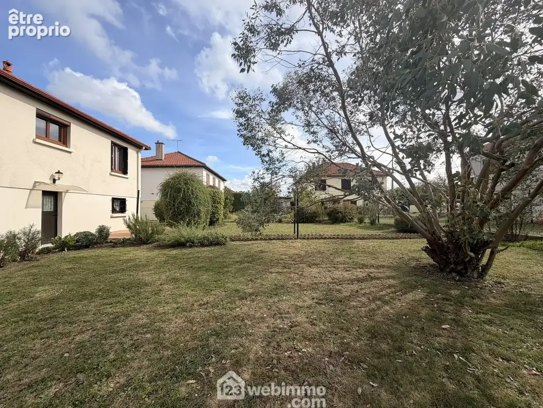 Erigé sur un terrain clos et agréable de 462 m²