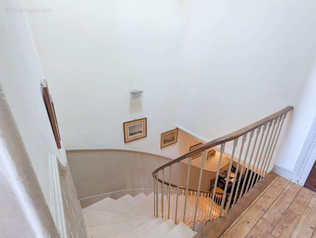 A vendre belle maison en pierre avec jardin, piscine et garage - photo 2