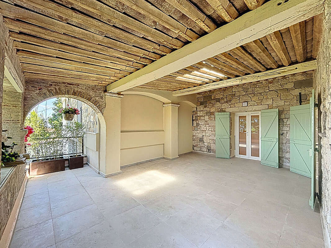 Appartement à SAINT-LAURENT-DU-VAR