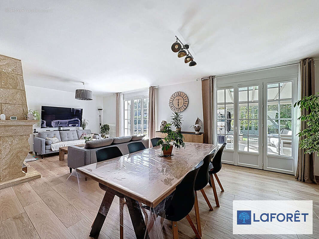 Maison à LES MESNULS