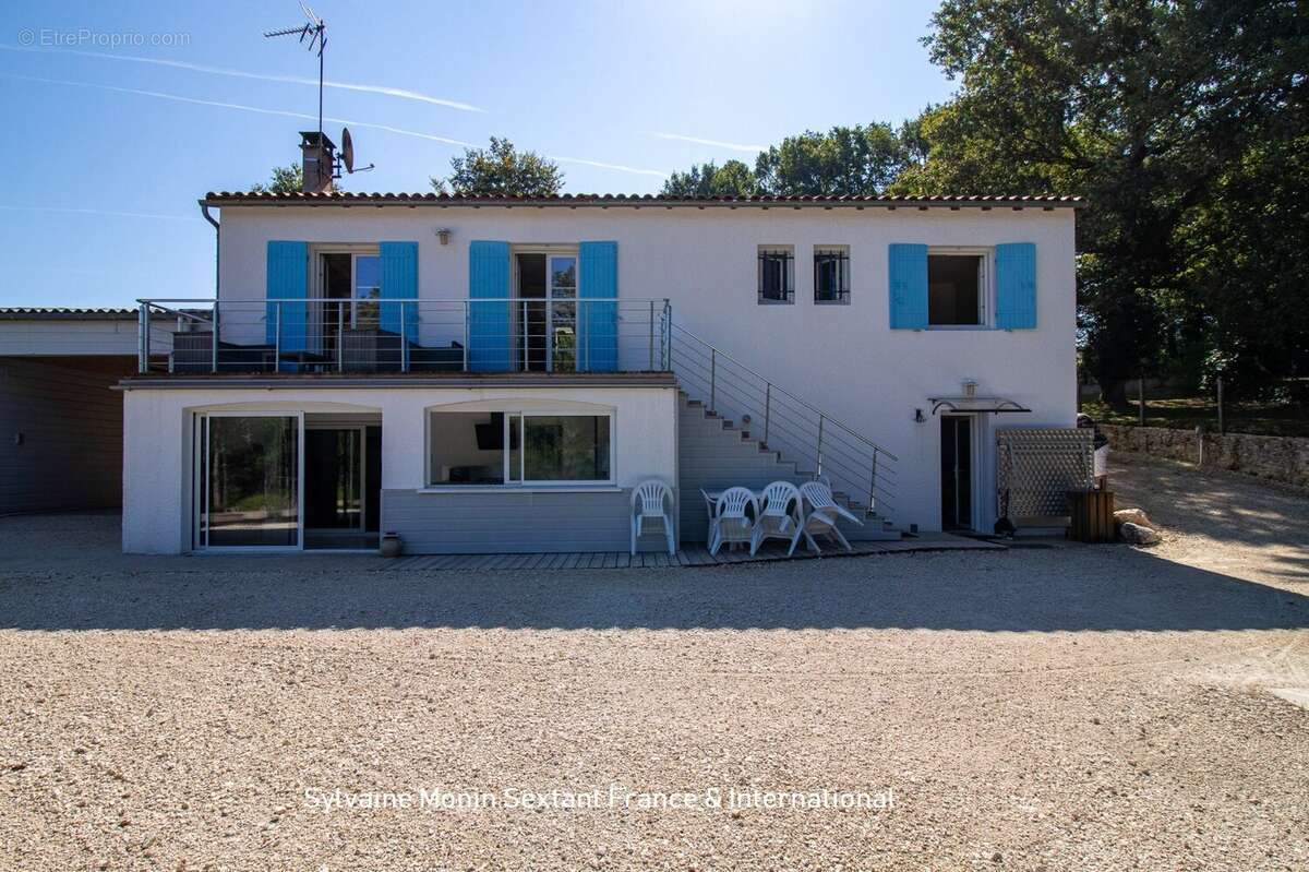 Maison rénovée tout confort avec logement indépendant, terrain clos et espace piscine - photo 7