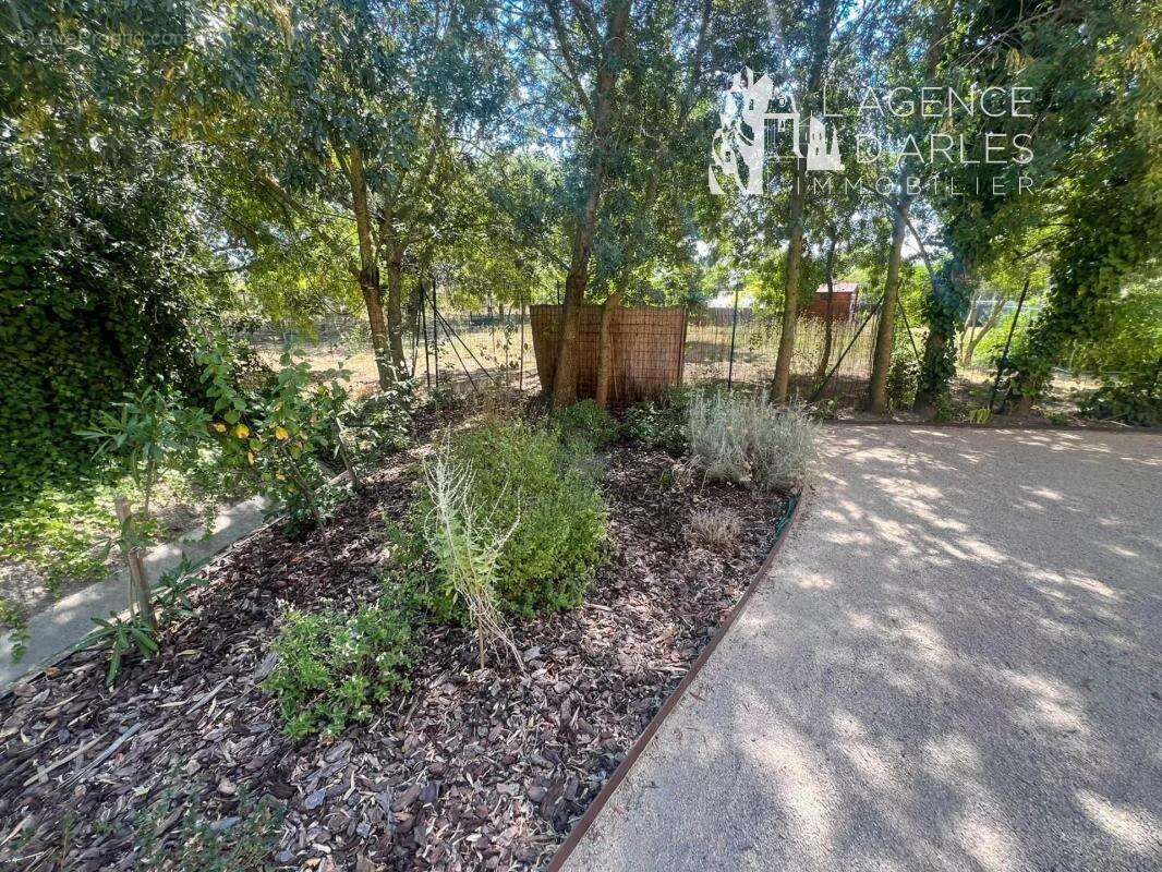 Arles – Belle maison familiale en excellent état avec jardin arboré - photo 9