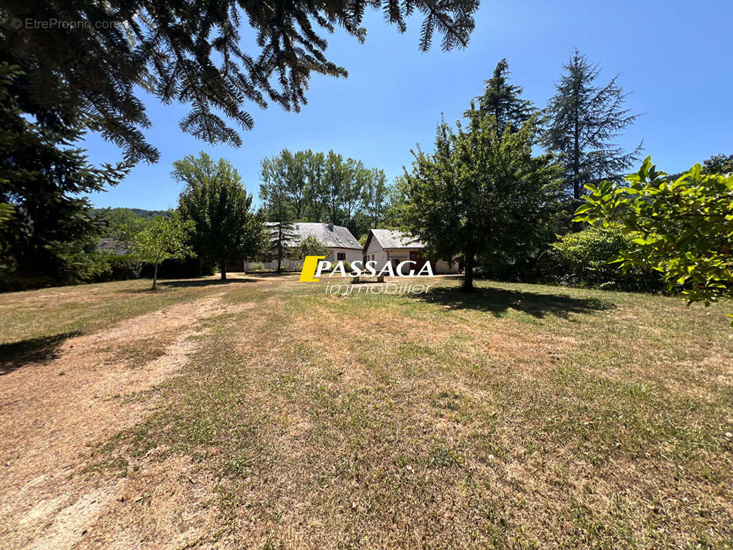 A VENDRE - Maison d'habitation avec parc arboré et piscine - LAISSAC - photo 17