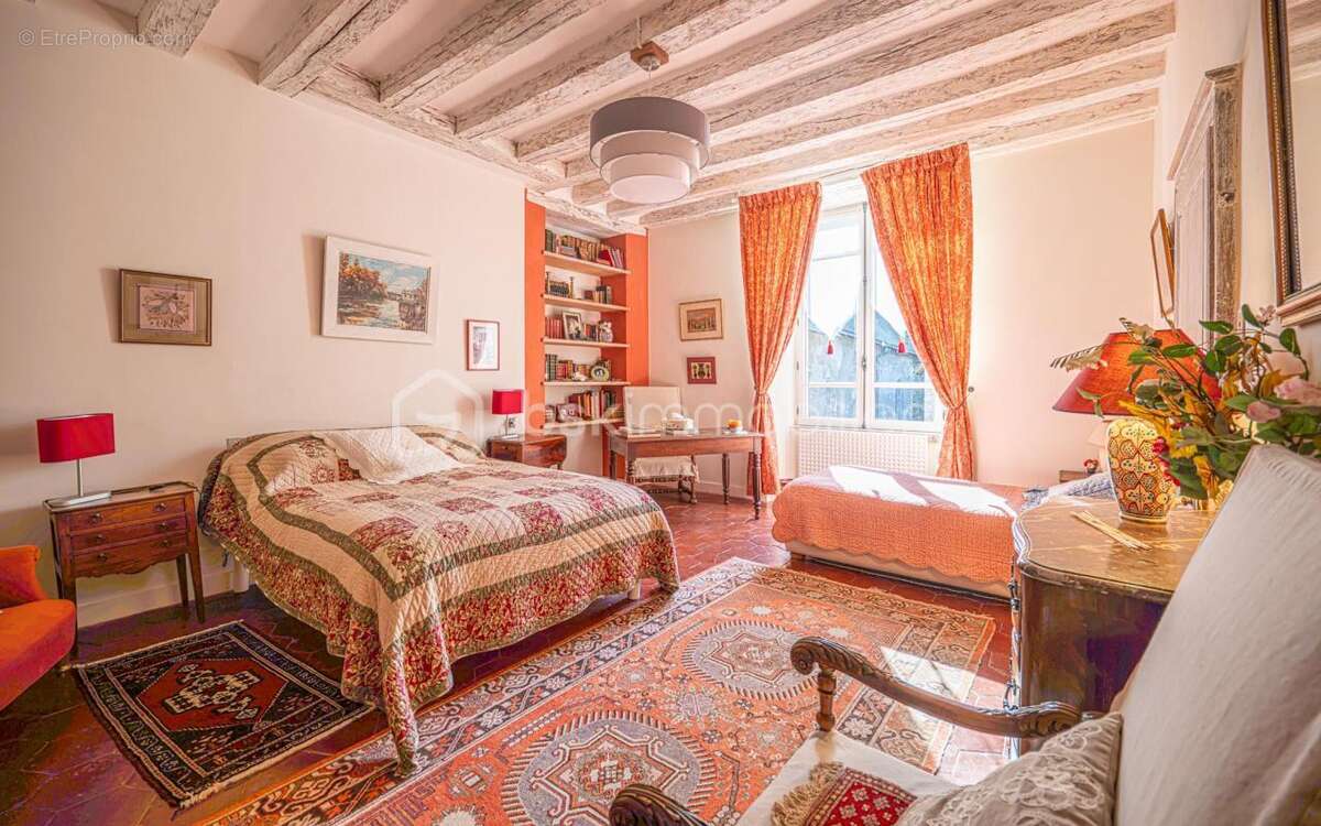 Ancien prieuré du XI siècle –maison familiale et fort potentiel d’activité - photo 8