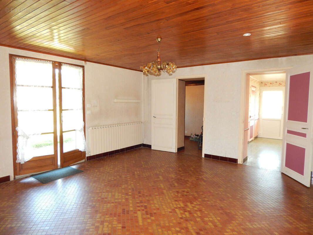 SALON 23.30 M² - Maison à BLETTERANS