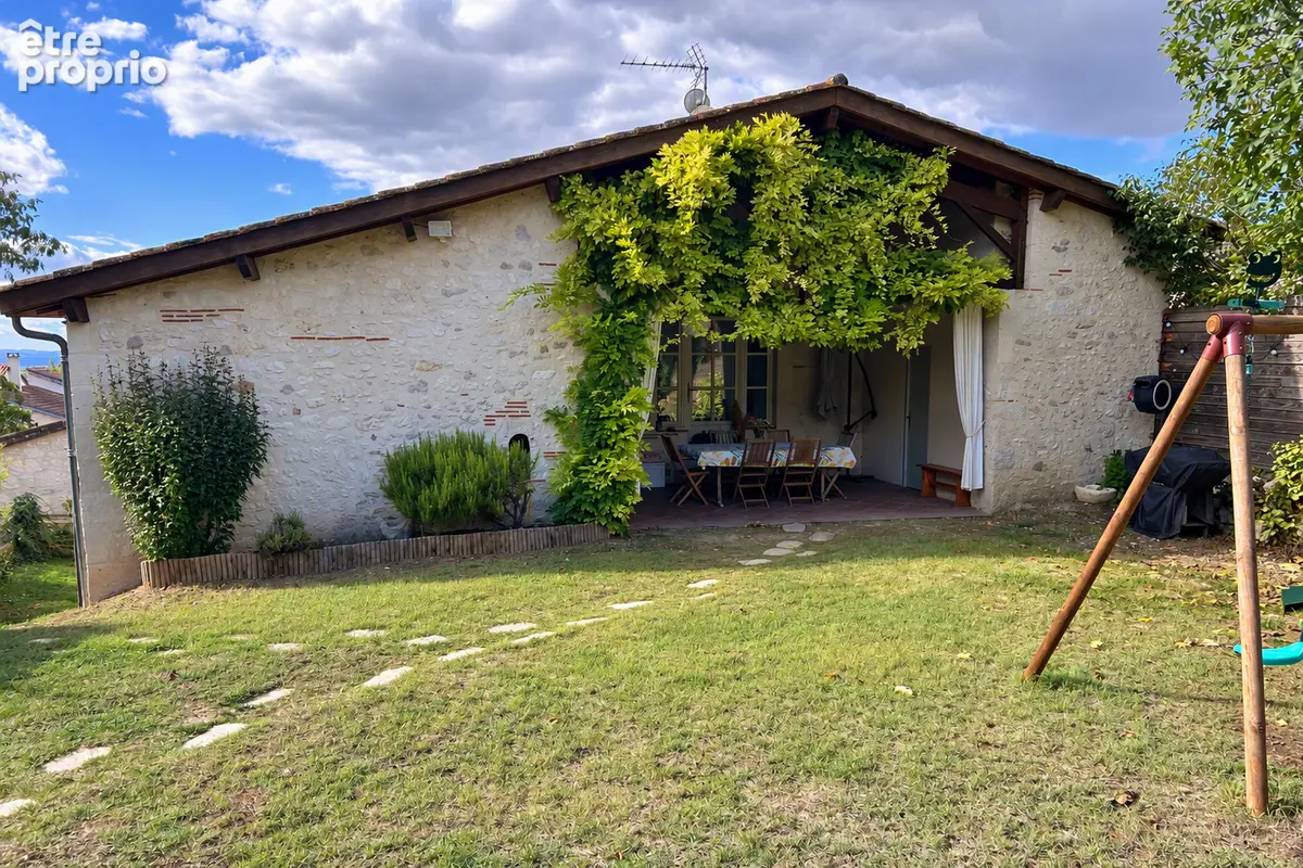 Maison en pierre rénovée au coeur du village - photo 1