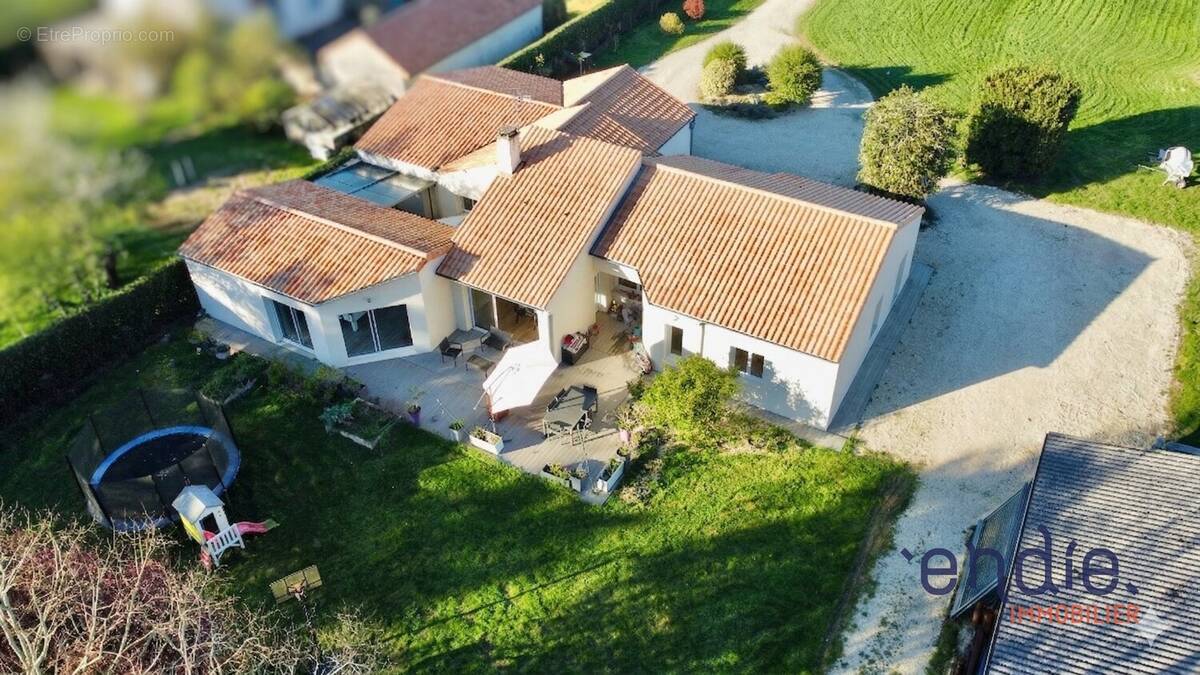 Maison à QUINCAY