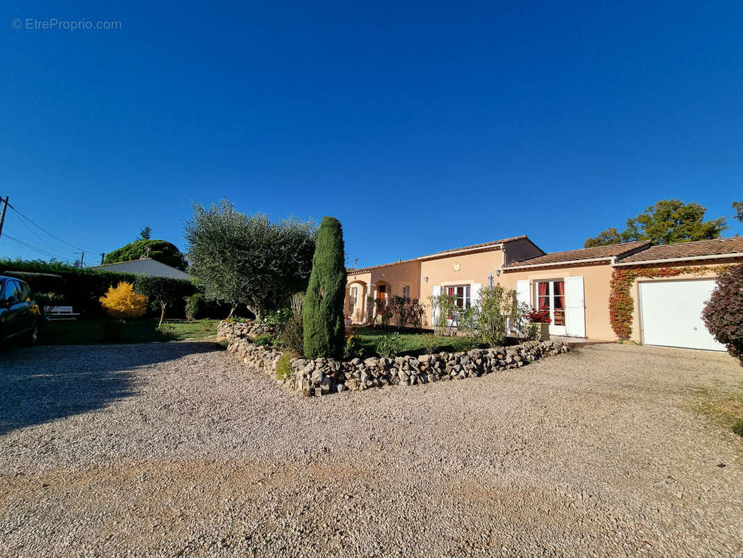 A Régusse Villa de plain-pied avec garage sur1074m2 - photo 2