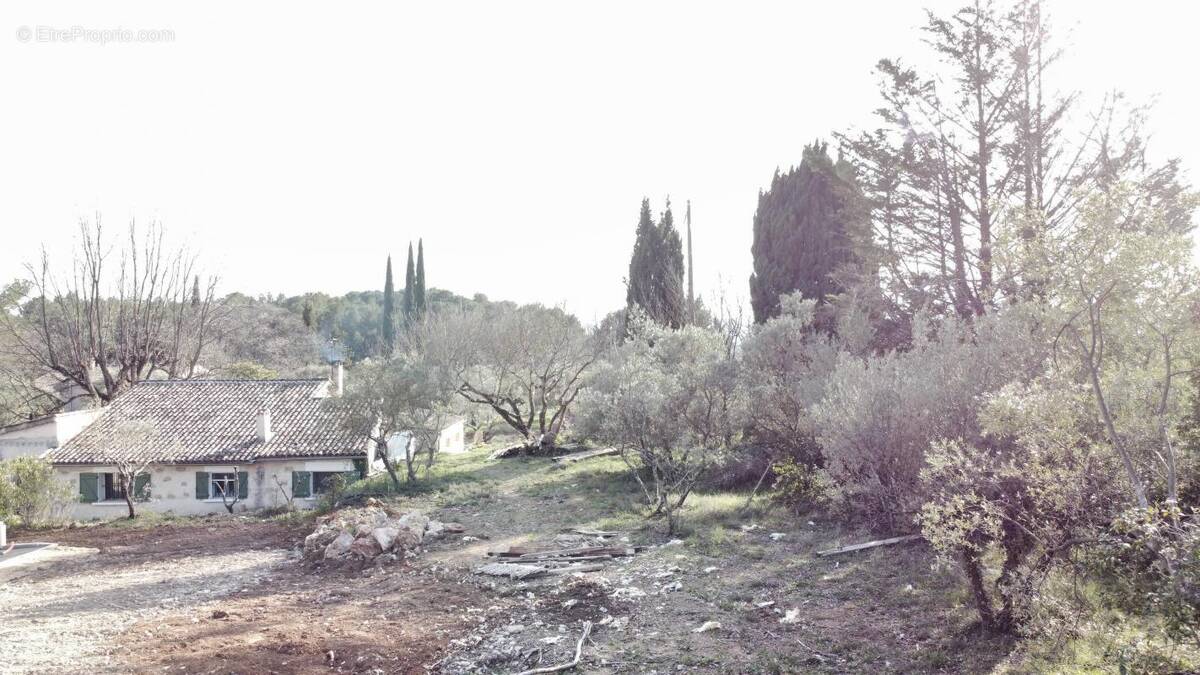 Terrain à LORGUES