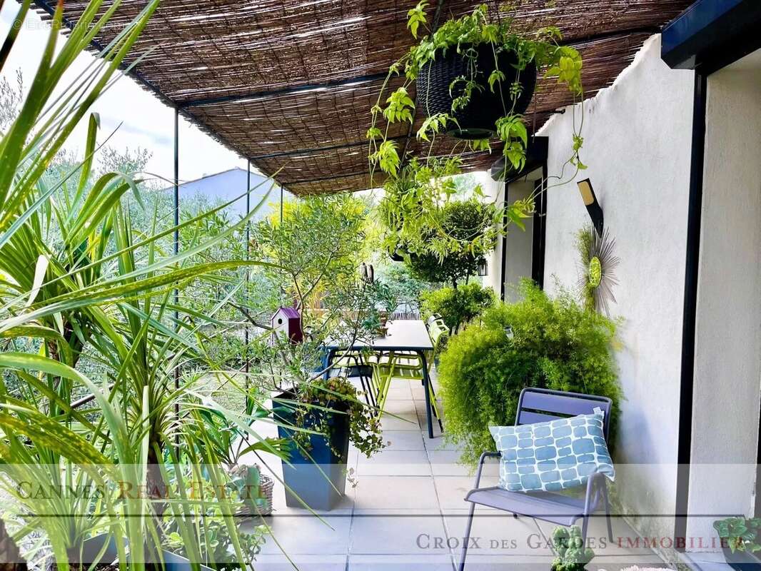 Maison au calme à pied du village avec jardin arboré et dépendance - photo 7