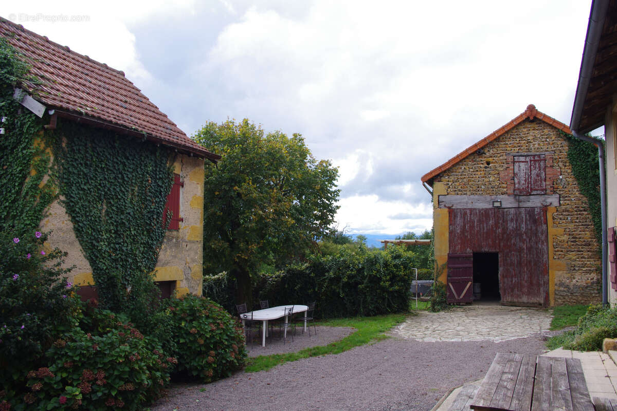7 kms de Charlieu corps de ferme sur 5 hectares - photo 7