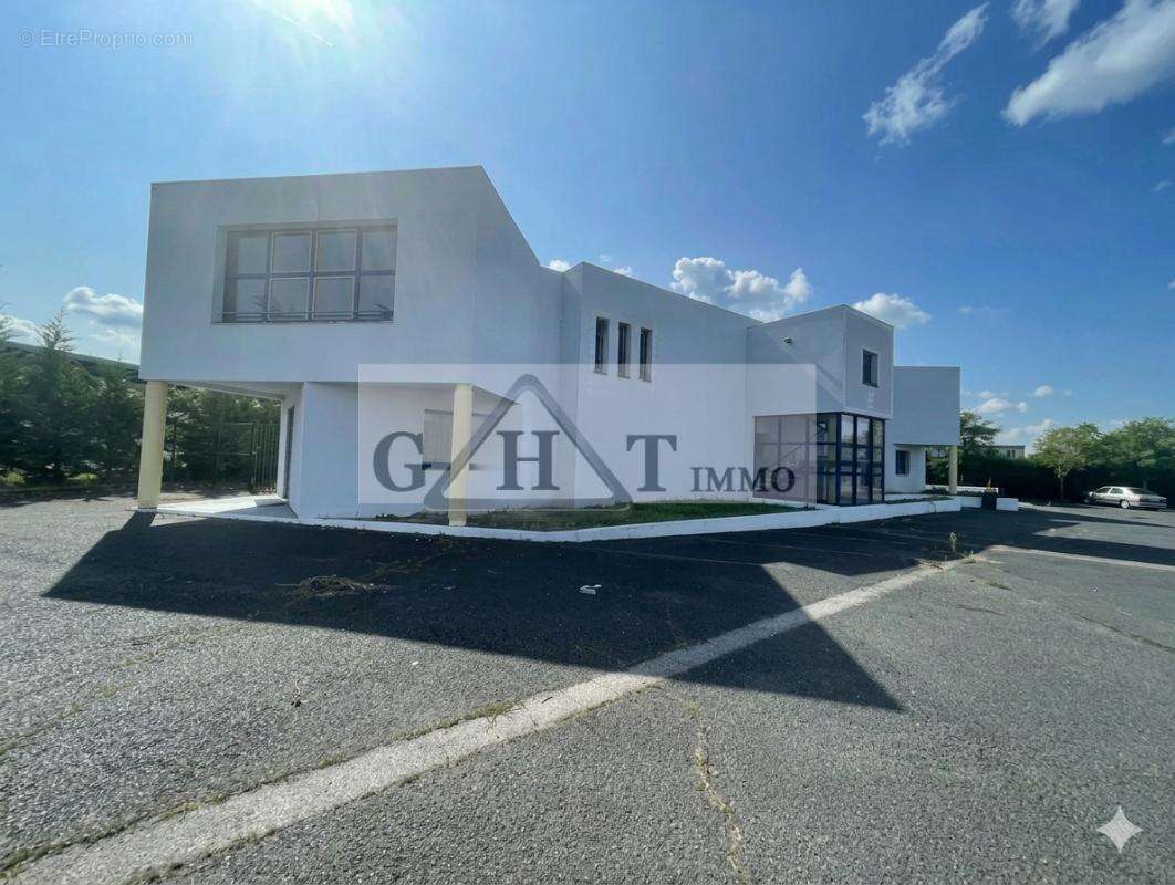 Commerce à VAUX-LE-PENIL