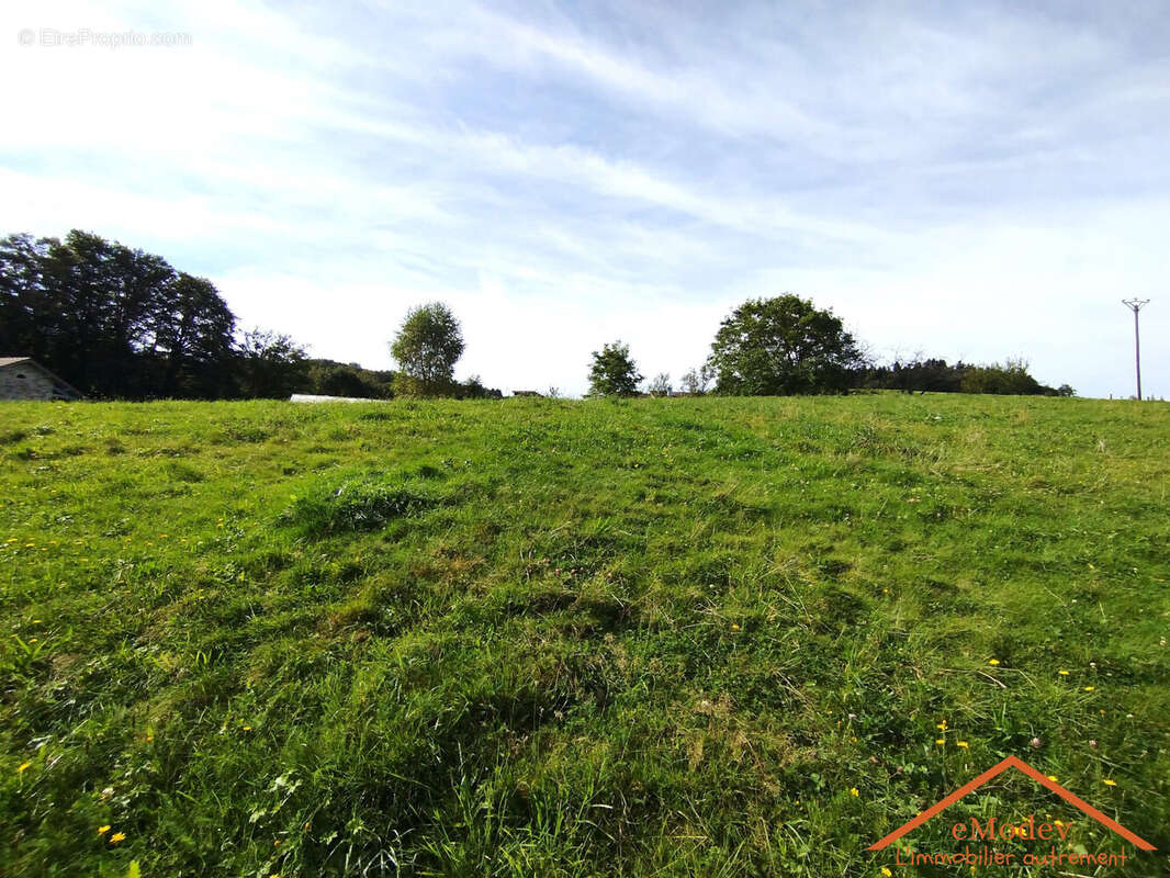 Terrain à LE VAL-D&#039;AJOL