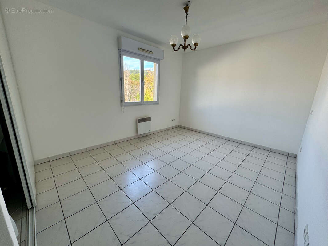 Appartement à SOLLIES-PONT