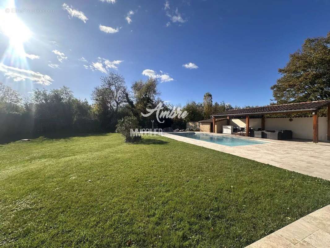 Maison à MONTELEGER