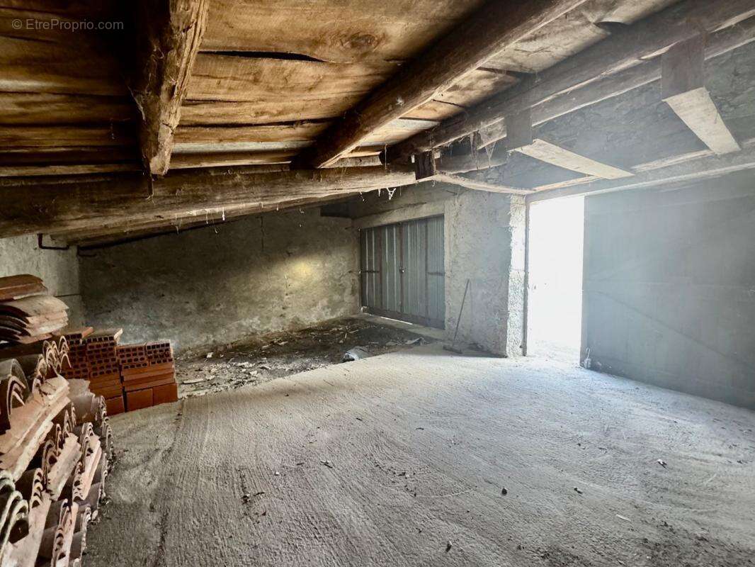 Parking à SAINT-SALVY-DE-LA-BALME