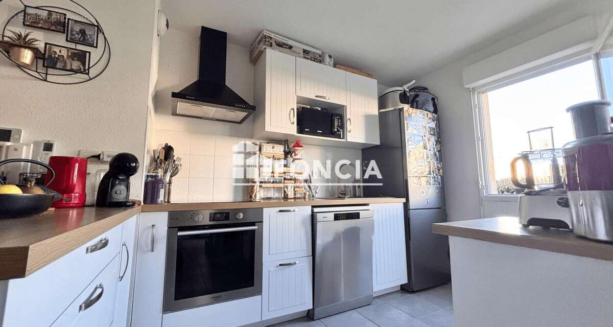 T3 avec terrasse, piscine, climatisation & 2 parkings – Aucun travaux - LOCAL A VELO - photo 4