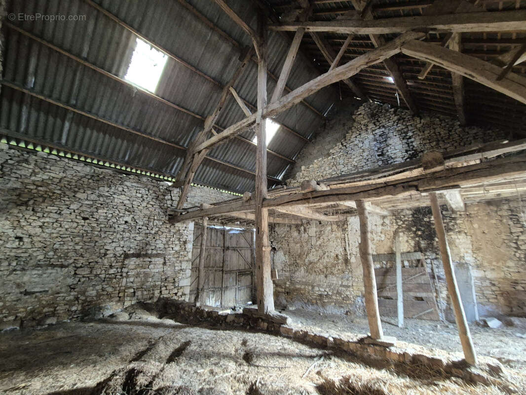 Forte baisse de prix ! corps de ferme avec maison et dépendances - photo 19