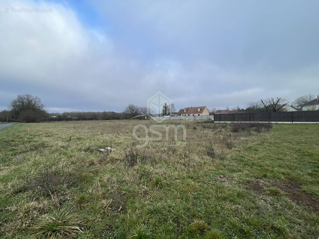 Terrain à VEIGNE