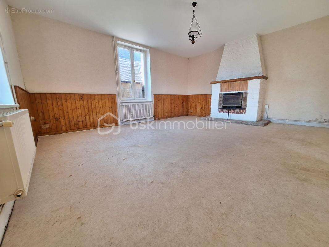 Maison à SAINT-DENIS-DE-L&#039;HOTEL