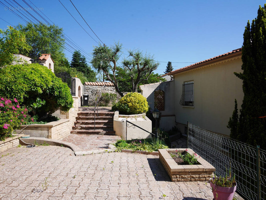 Jardin arboré - Maison à NIMES