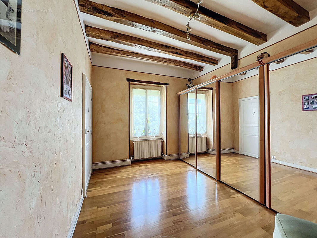 Maison à AMBILLOU-CHATEAU