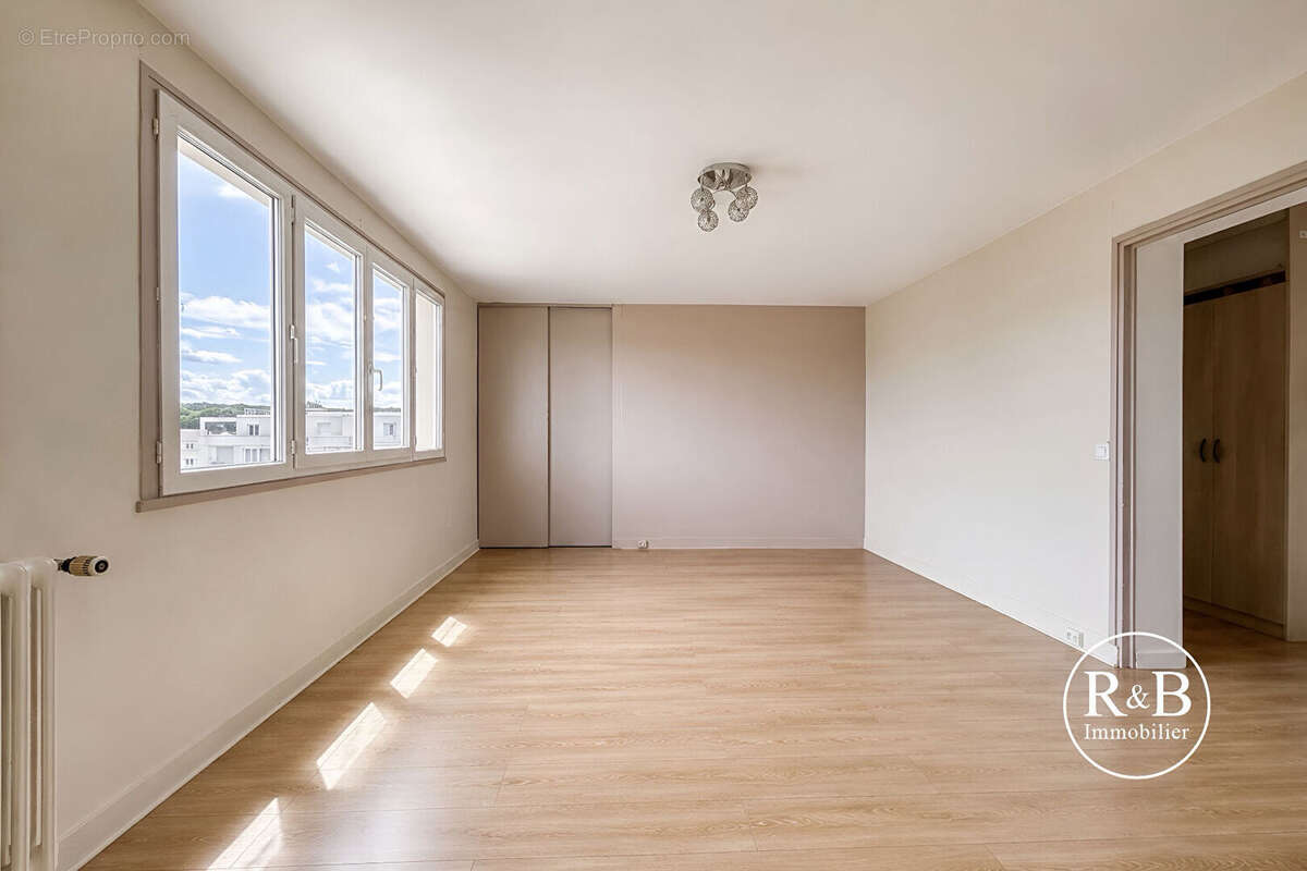 Appartement à LES CLAYES-SOUS-BOIS