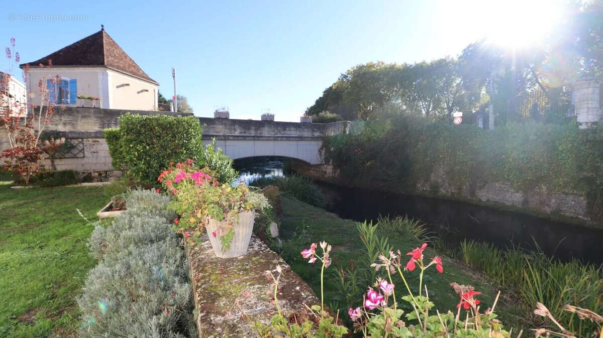 Maison à LA ROCHEBEAUCOURT-ET-ARGENTINE