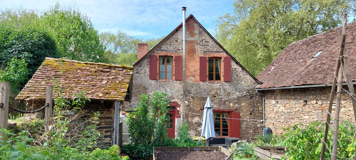 Maison à SEGUR-LE-CHATEAU