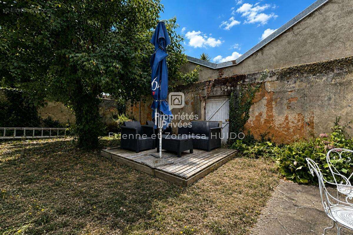 Maison de maître de 231 m² avec deux habitations indépendantes  Centre-ville de Vatan - photo 18