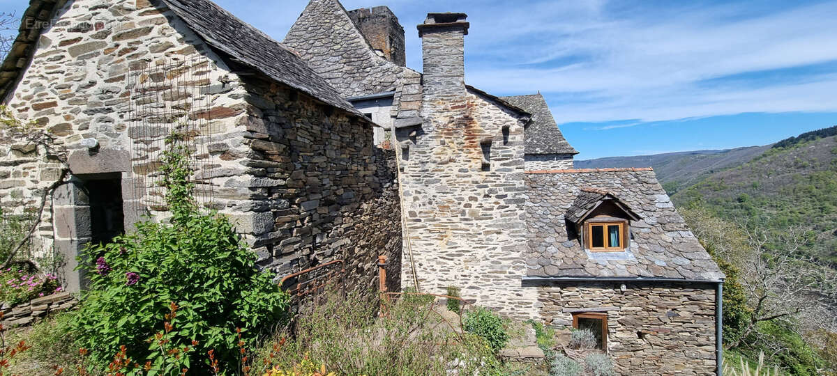Maison à LACROIX-BARREZ