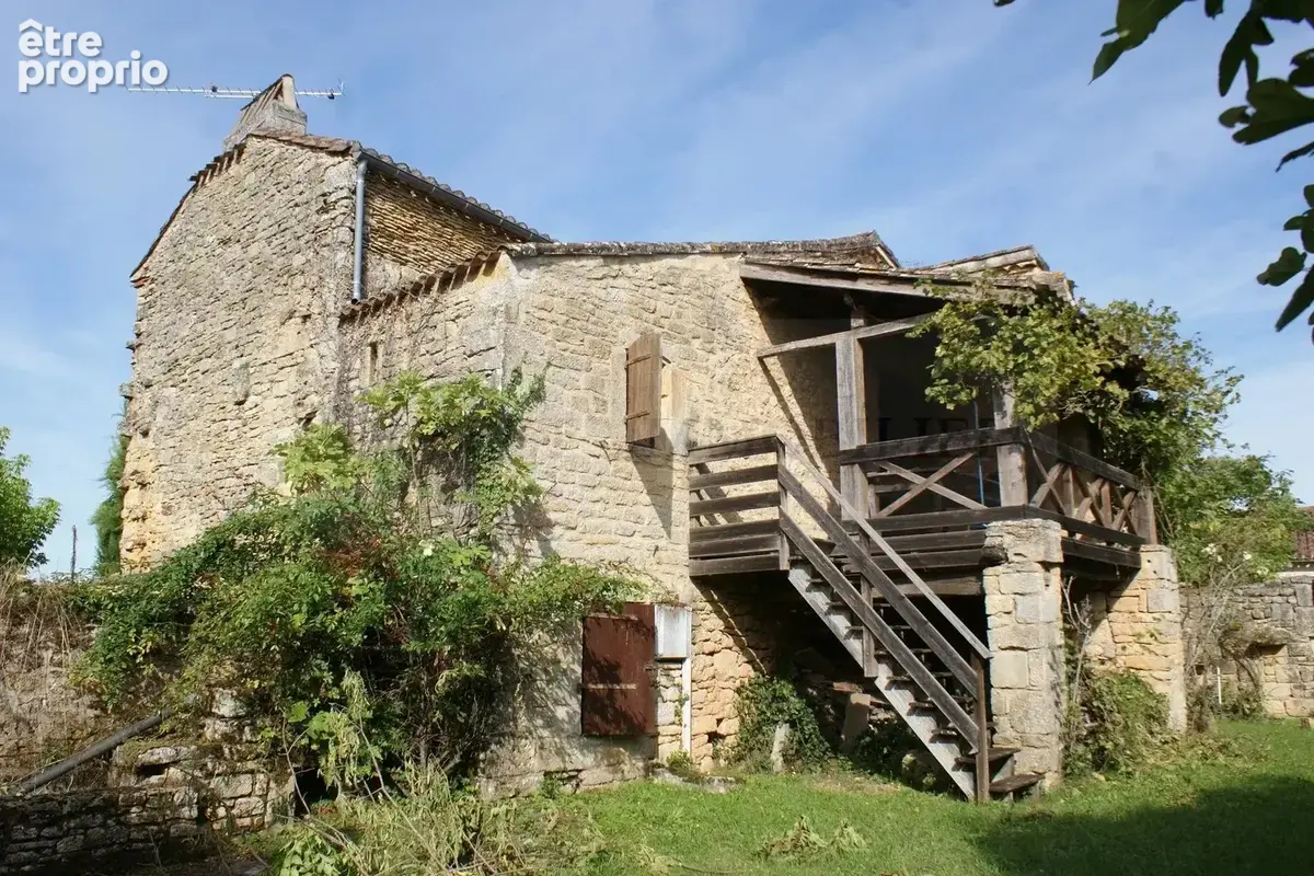 Superbe propriete en pierre dependances sur un terrain attenant de 472 m².  situation dans un petit hameau. - photo 3