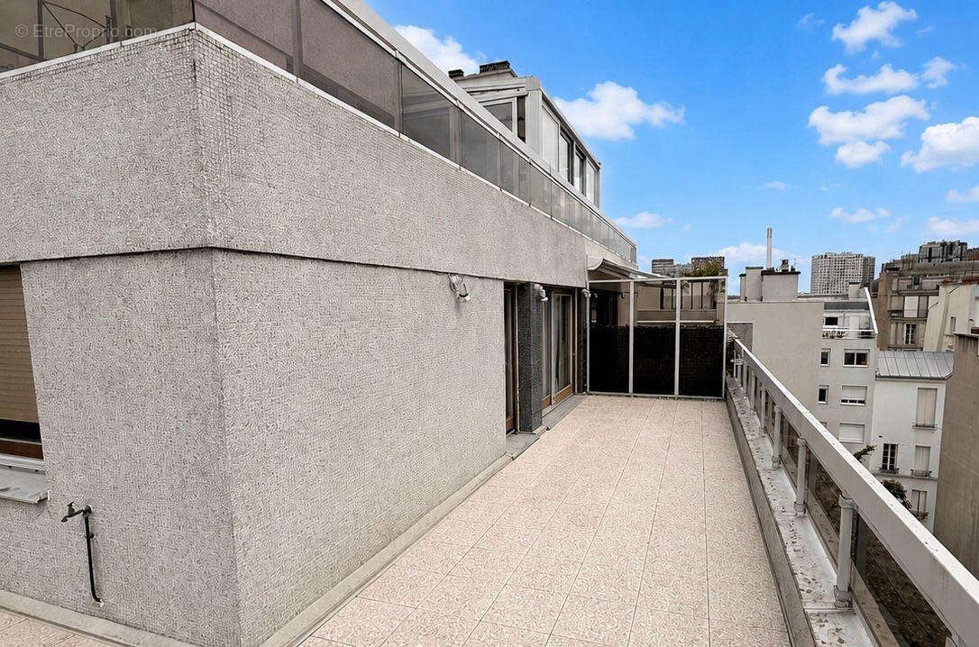 Appartement à PARIS-16E