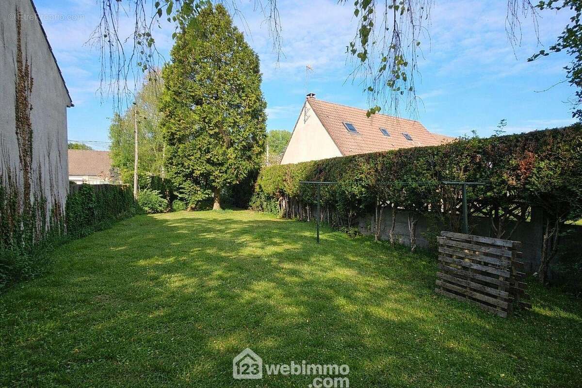 Une surface de 367 m². - Terrain à MILLY-LA-FORET