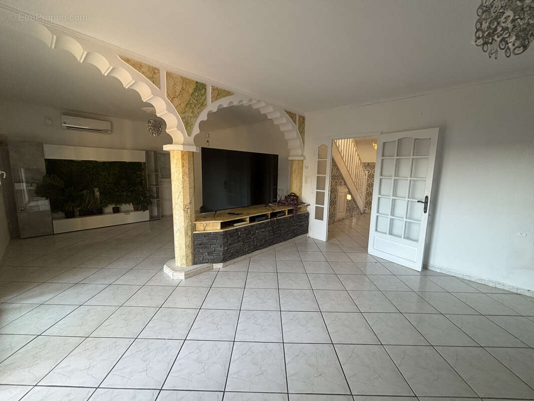 Maison à GALLARGUES-LE-MONTUEUX