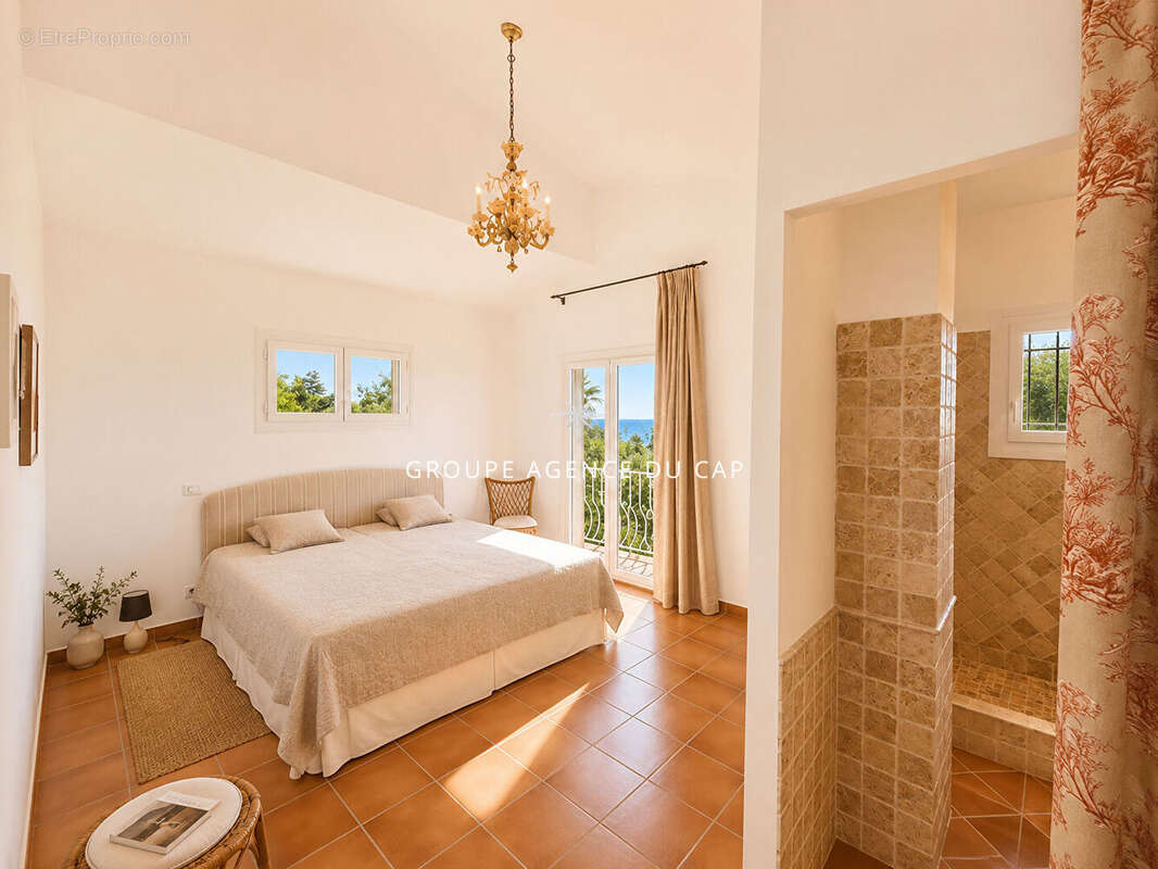 Villa à vendre avec 4 chambres et piscine à 100m des criques de saint-aygulf - photo 16