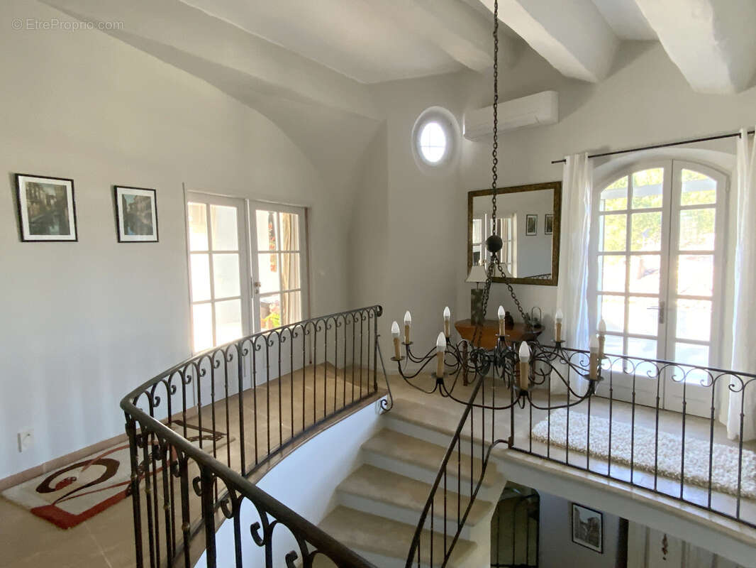 Très belle villa dans un village avec commerces sur un terrain de 3500 m2. - photo 4