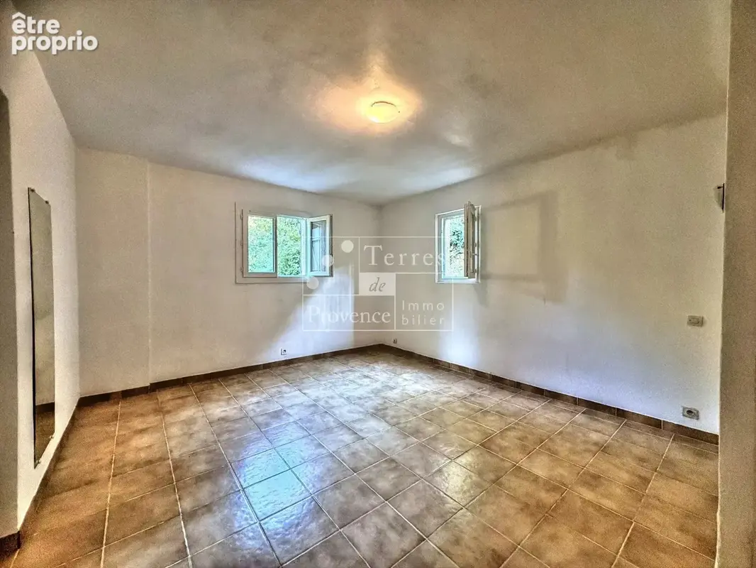 LORGUES – Maison de maçon sur 7500 m² de terrain avec grande piscine - photo 13