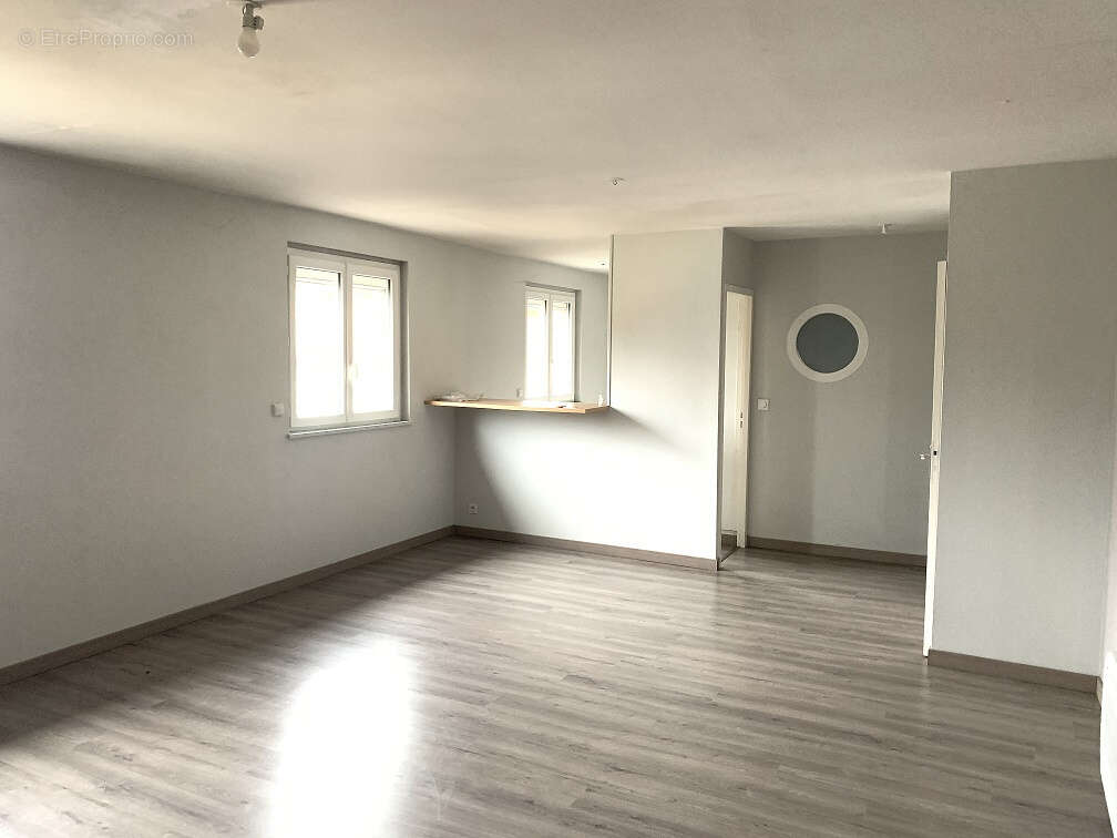 IMMEUBLE A VENDRE composé d'un local + un appartement - photo 2