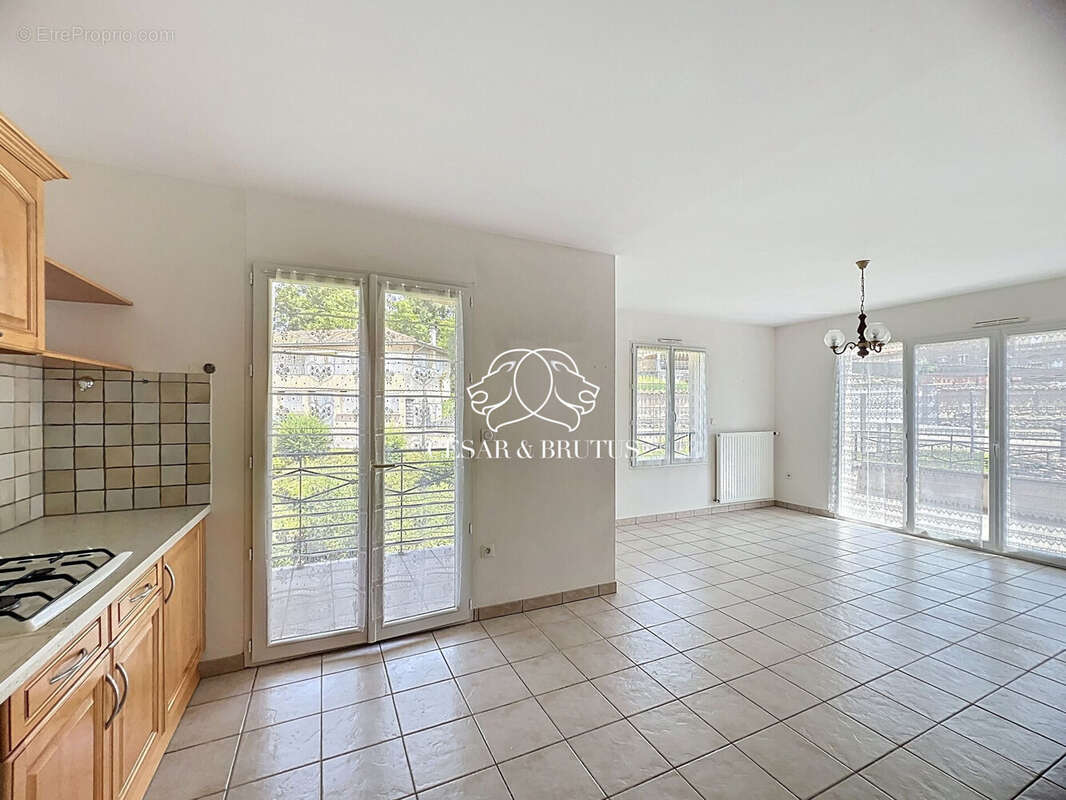 Appartement à PANISSIERES