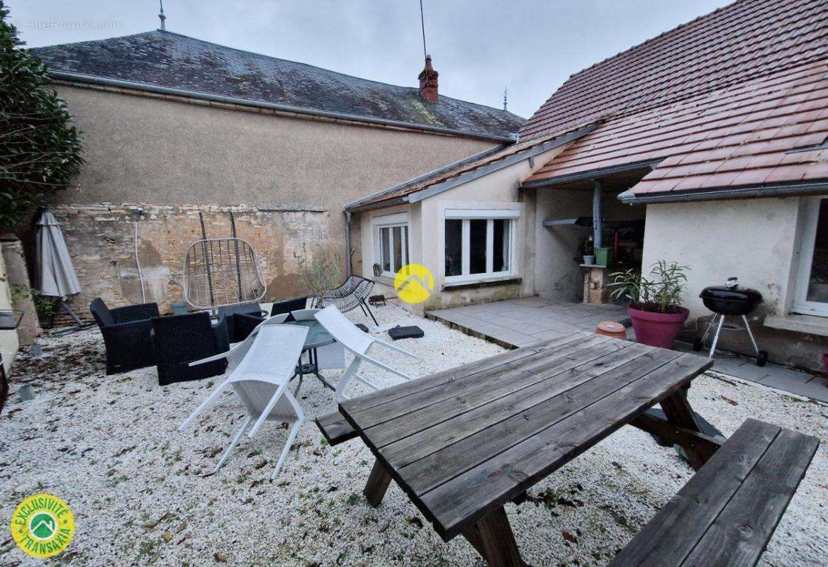 Maison à DUN-SUR-AURON