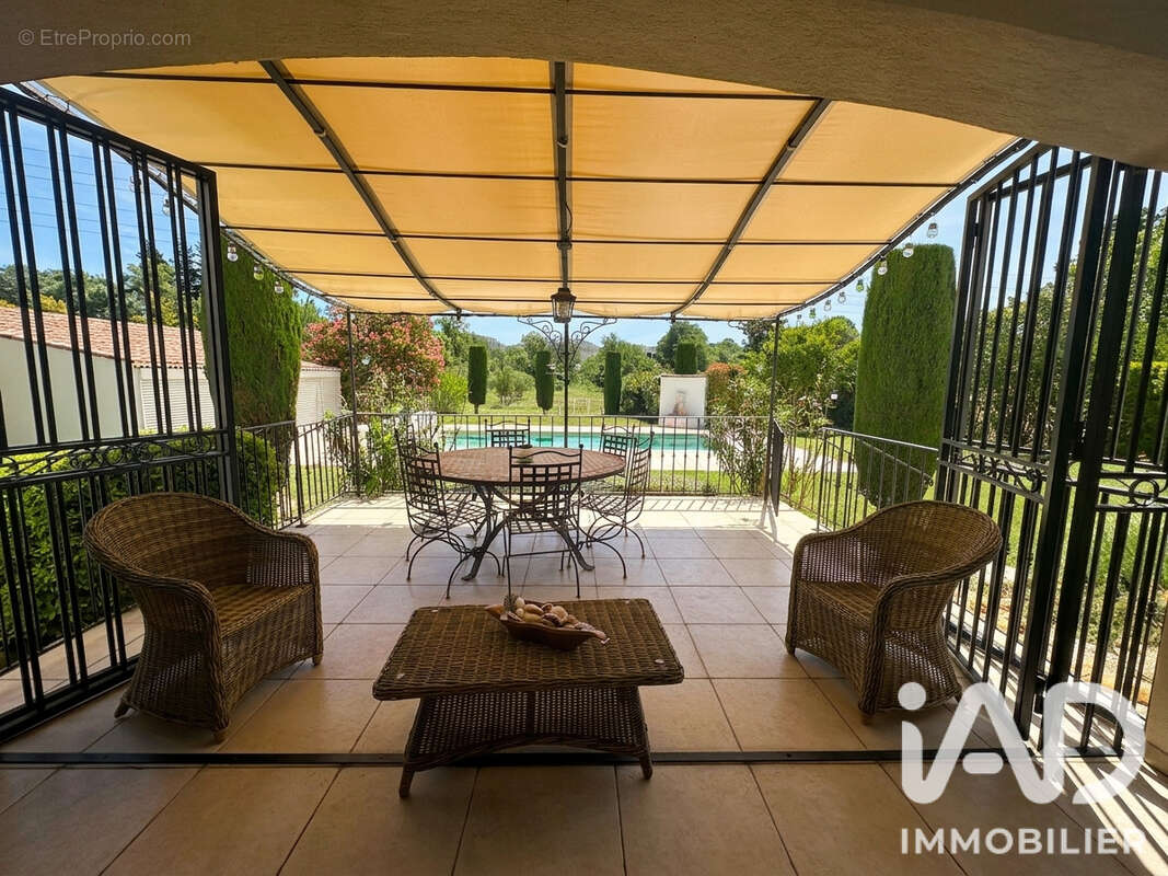 Maison 350 m² à Saint-Victoret  - photo 9