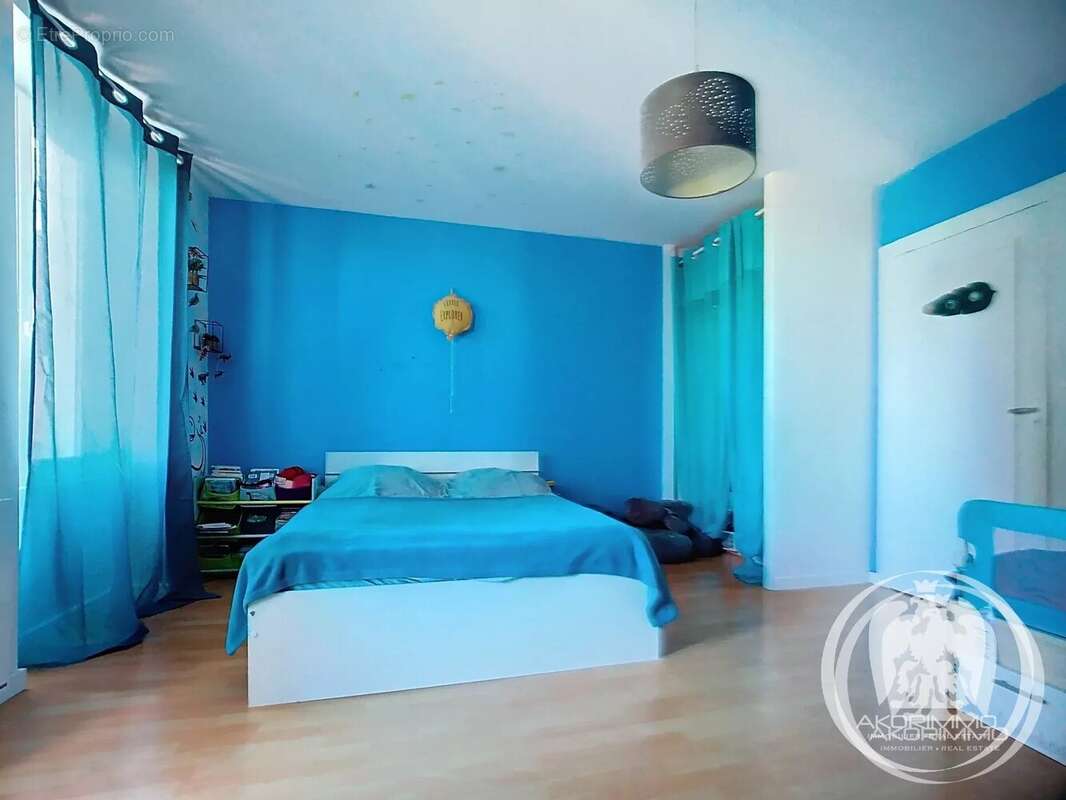 Maison à CREUZIER-LE-VIEUX