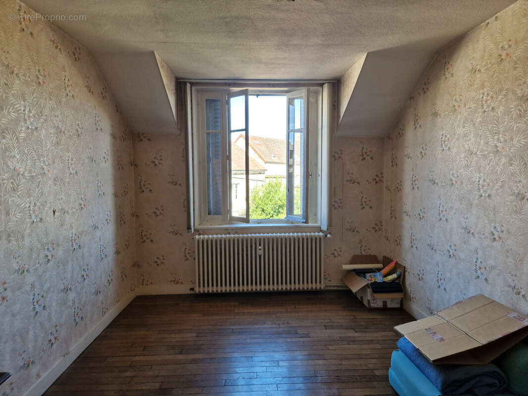 AUTUN - idéal investisseur - immeuble composé de 3 appartements, avec dépendances et cour - photo 22
