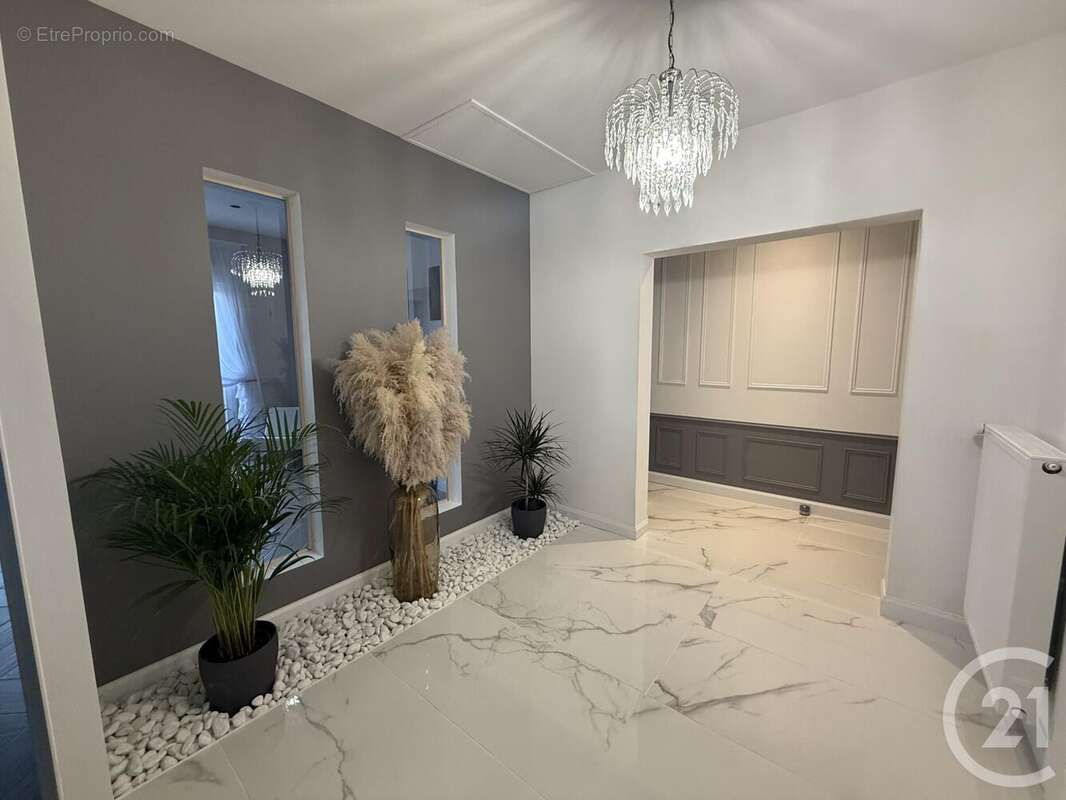 Appartement 102 m² à La Chapelle-Naude  - photo 11