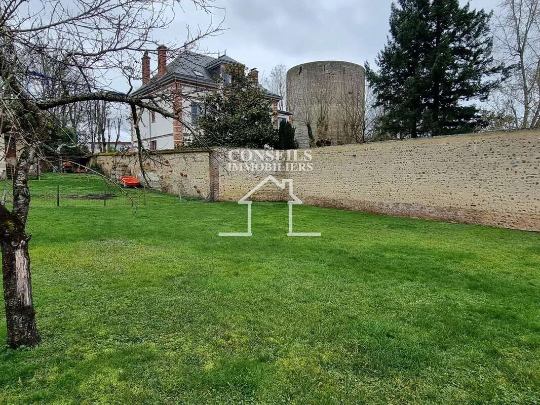Terrain à VILLENEUVE-SUR-YONNE