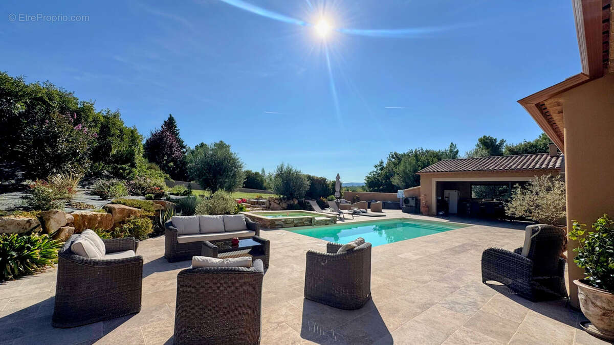 Maison à CHATEAUNEUF-LE-ROUGE