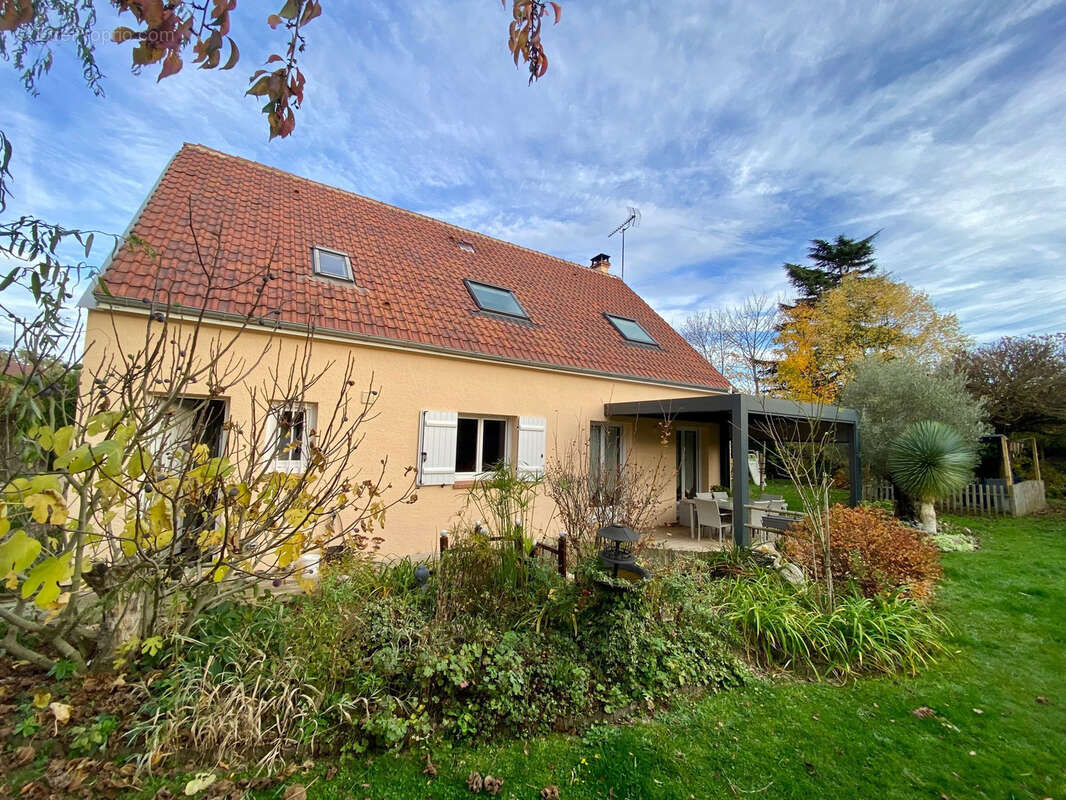 Maison à LA QUEUE-LES-YVELINES