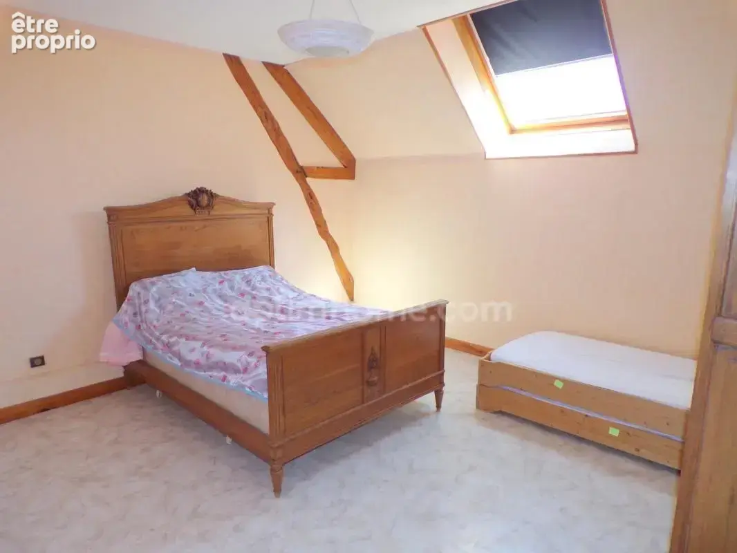 Au coeur du charmant village de Poulaines, une authentique longère de 6 pièces accompagnée de ses dépendances, offrant un cadre  - photo 13